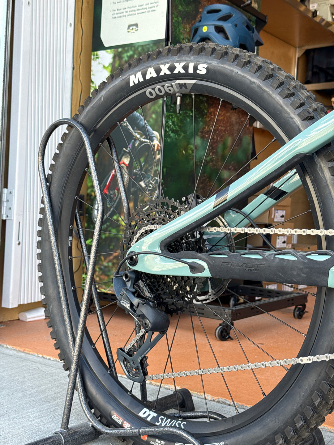 Pivot Mach 6 Medium Green- Brunch Ride