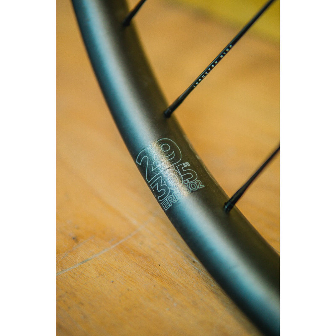 i9 Enduro 305 V3 29" Wheelset w/ Hydra Hub XD